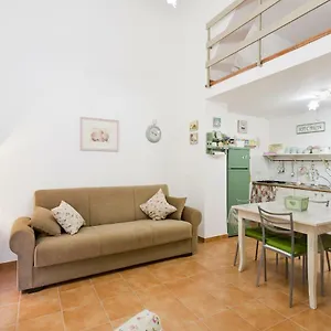 https://little-house-inside-capos-market.palermohotels.org